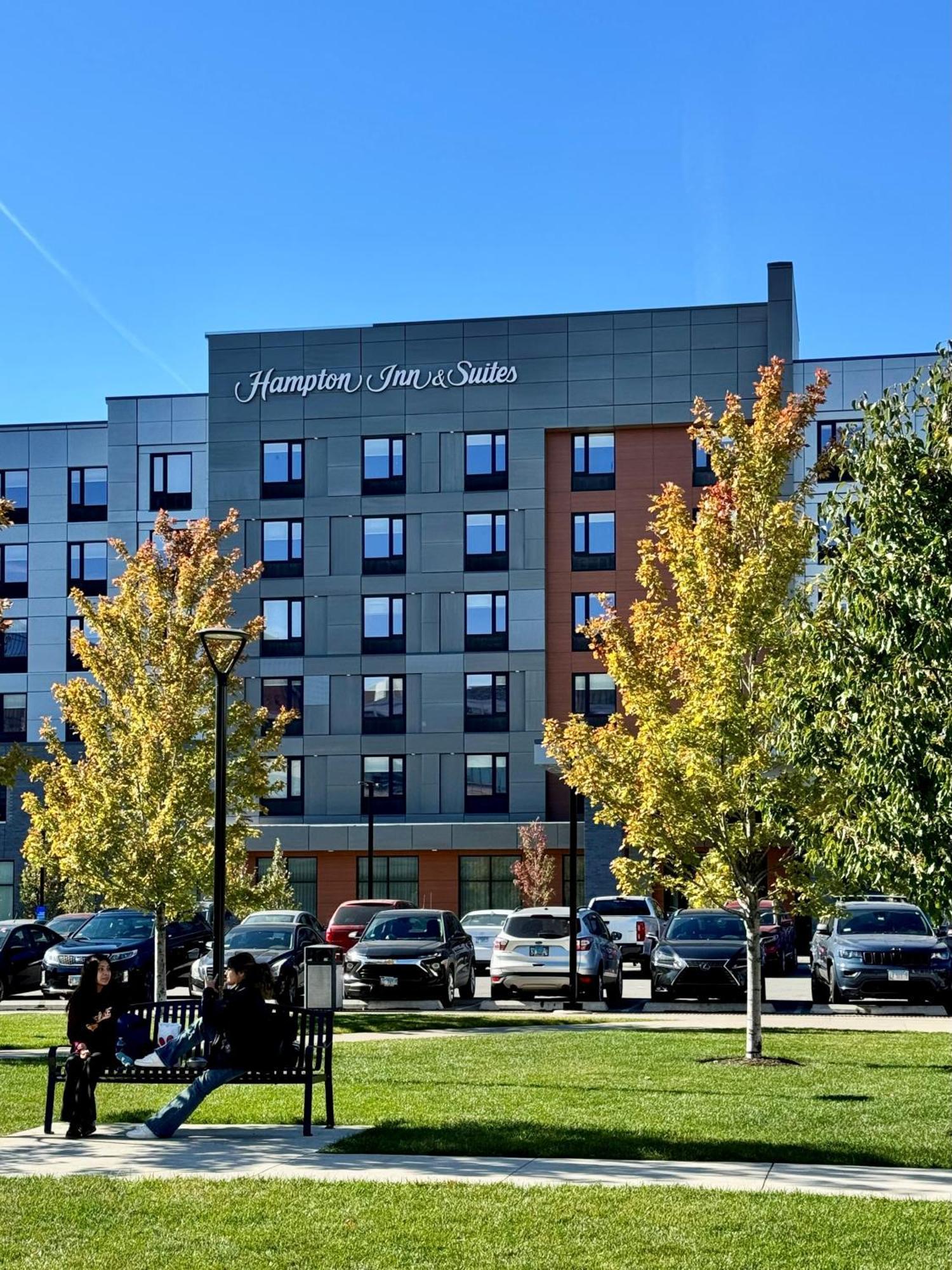 Hampton Inn & Suites Chicago Medical District Uic Exterior photo